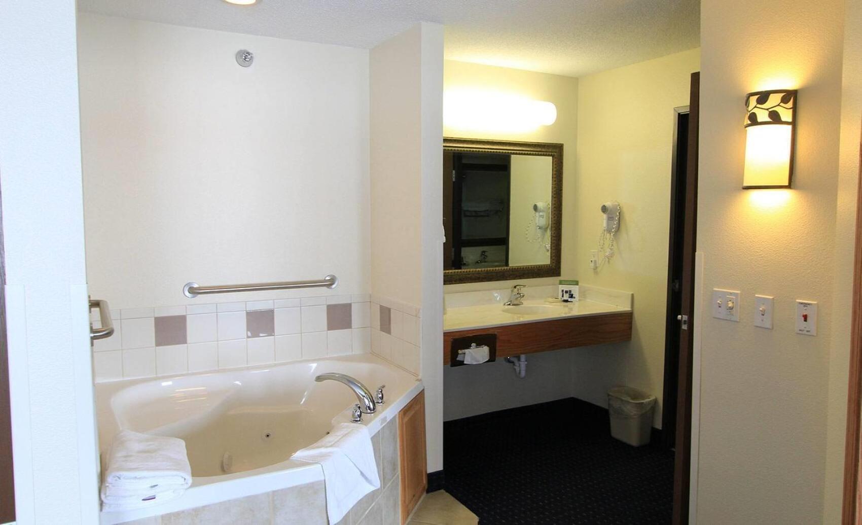 Americinn By Wyndham Cedar Rapids Airport Exterior photo